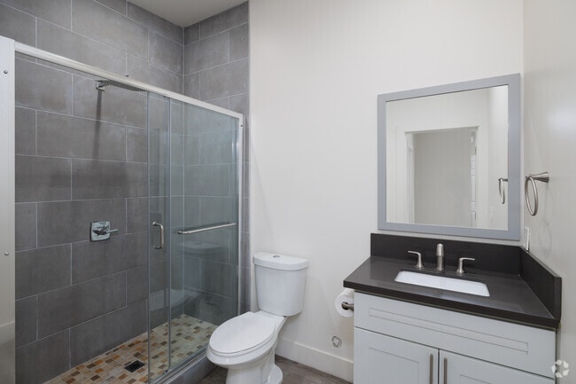 2BR, 1BA - 925SF - Bathroom - Parkway Plaza Apartments