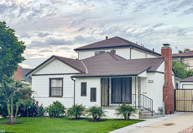 Building Photo - Beautiful 3bd 2 ba House