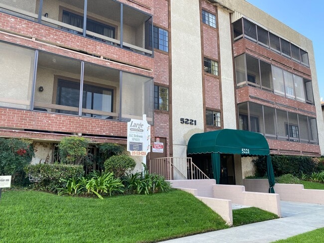 Building Photo - LOOK AND LEASE OFFER: $500.00 OFF 1st MONT... Unit 303