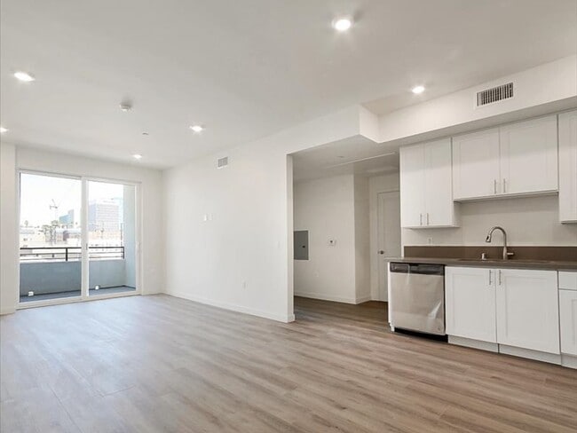 Model 1A Kitchen - 928 S Berendo St Unit 405