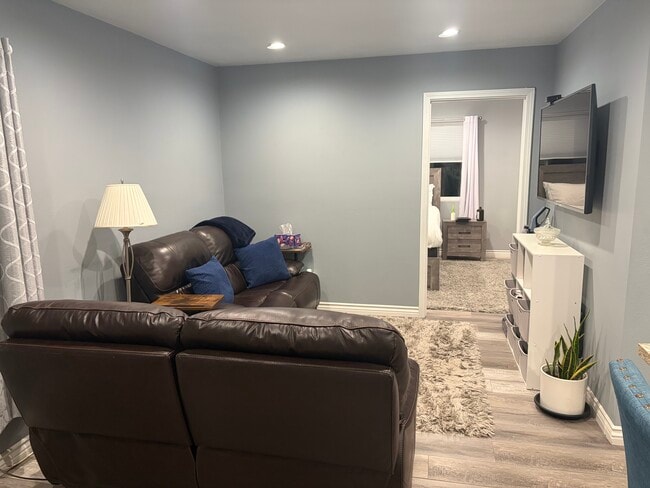 Photo - 4837 Gardena Ave