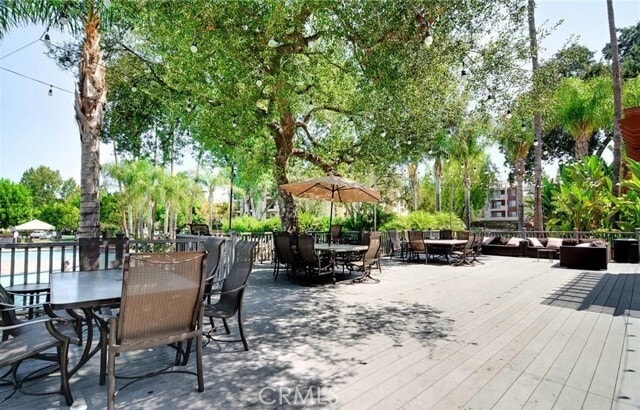 Building Photo - 5530 Owensmouth Ave Unit 110