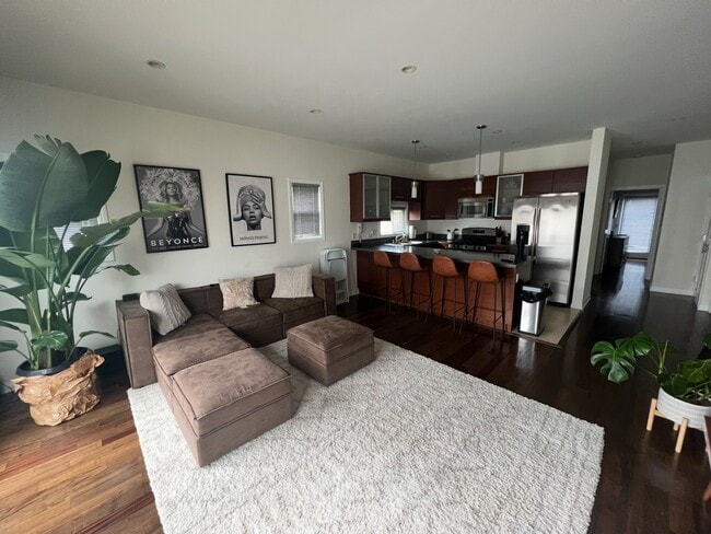 Building Photo - 635 N Windsor Blvd