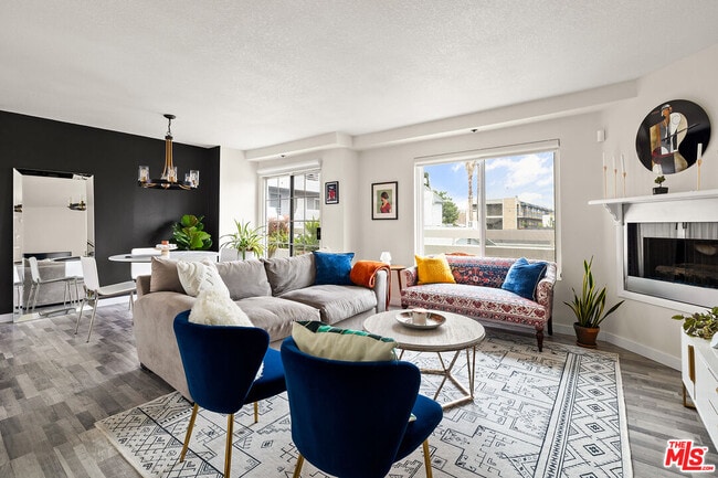 Building Photo - 252 W Spazier Ave Unit F