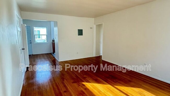 Photo - 317 E 5th St