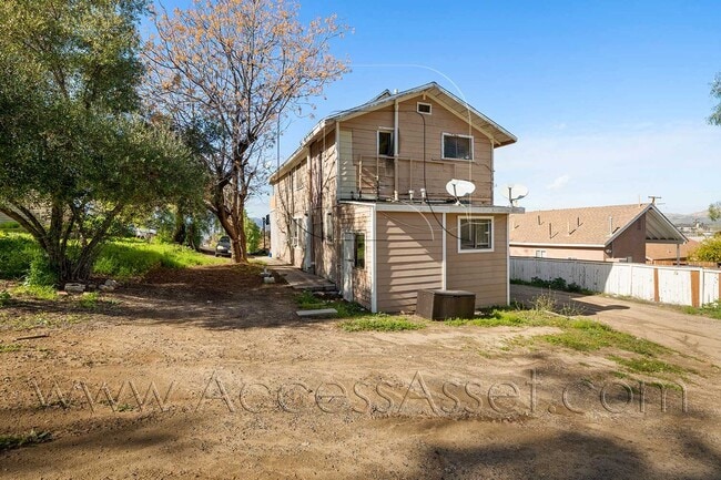 Building Photo - 176 Olive St Unit 3