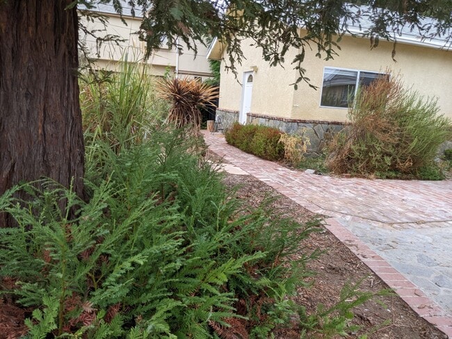 Building Photo - 17915 Erwin St Unit Apartment