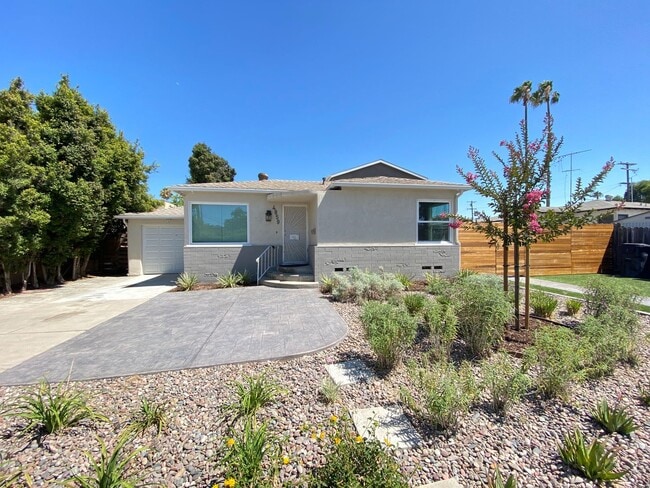 5BD/3BA, Private Fenced Yard!! - 5BD/3BA, Private Fenced Yard!! Townhome