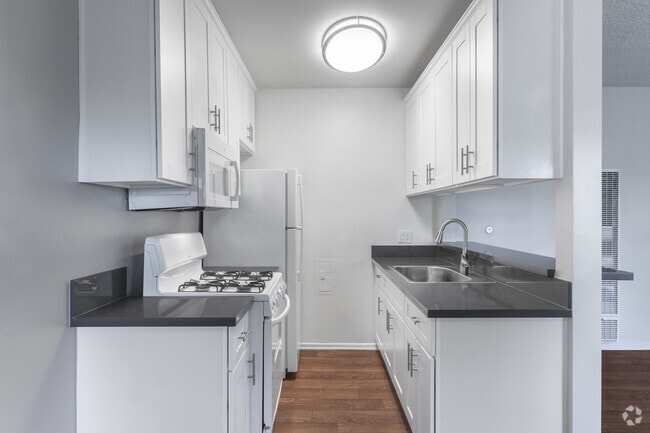 1BR, 1BA - 750 SF - #201 - Reseda On The Park