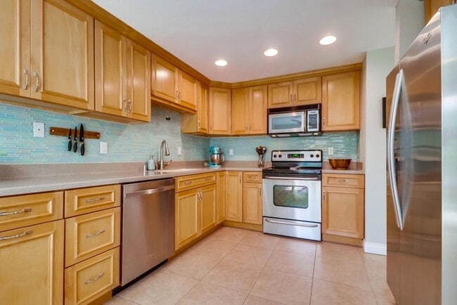 Building Photo - Stunning 2 bed 2 bath top floor condo in gated community with 2 covered parking spaces!