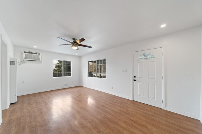 Photo - 1818 Wollam St