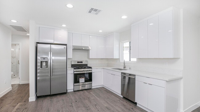 Photo - 10422 Woodley Ave