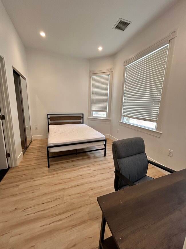 Photo - 1334 W 22nd St