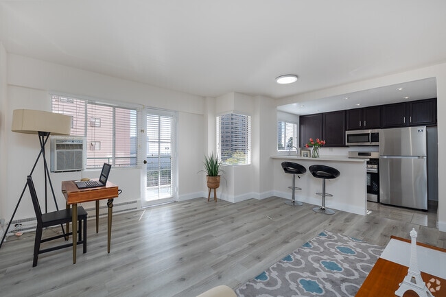 1BR, 1BA - 825SF - Living Room - 10401 Wilshire