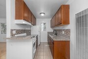 1BR, 1BA - 675SF - Kitchen - 1216 N Las Palmas Ave