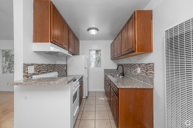 1BR, 1BA - 675SF - Kitchen - 1216 N Las Palmas Ave