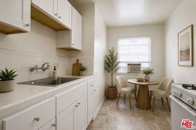 Photo - 8551 Holloway Dr Unit 1
