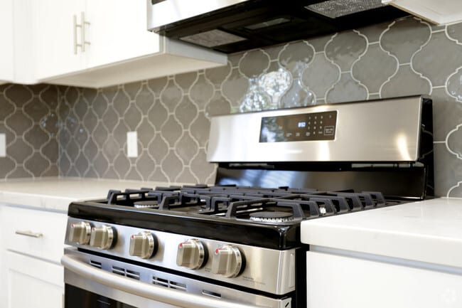 3BR, 2.5BA - 1,700 SF - Old Agoura Apartments