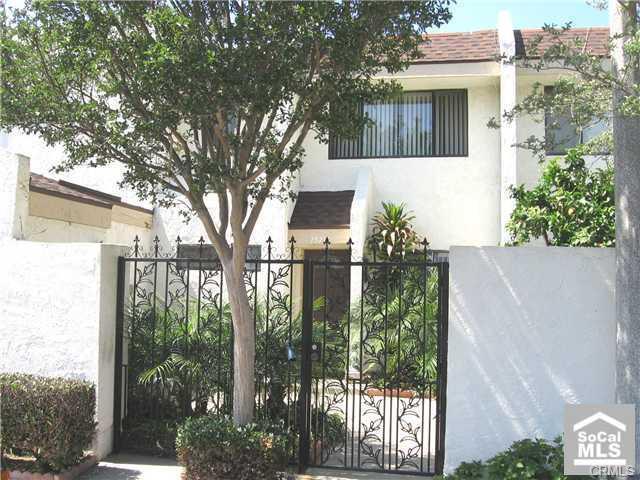 Building Photo - 3bed/1.5ba End Unit with Private Backyard & Patio