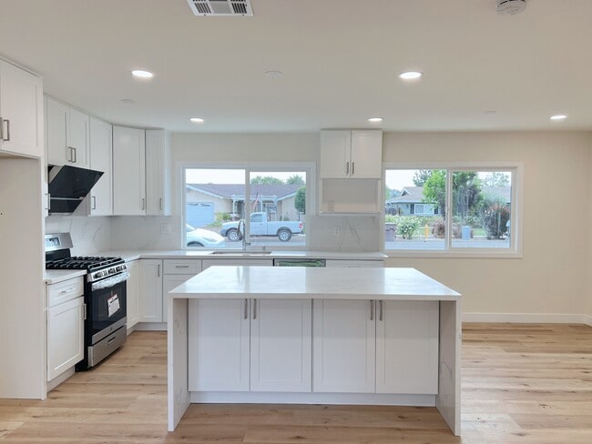 Building Photo - 5261 Raintree St Rental