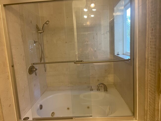Jacuzzi tub - 8547 Airdrome St Unit 8547