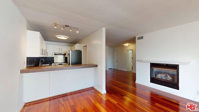 Building Photo - 1010 Kings Rd Unit 310