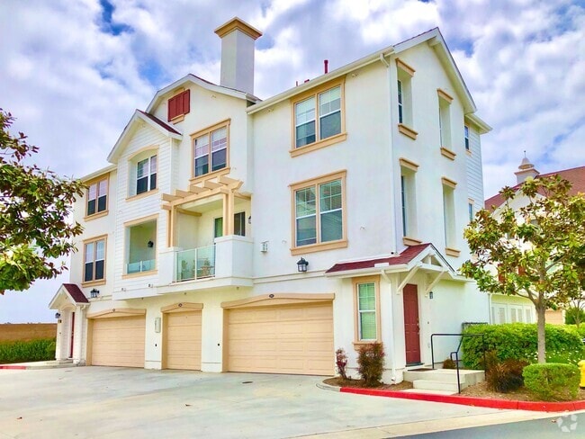 Building Photo - Beautifully Upgraded & Appointed End Condo...