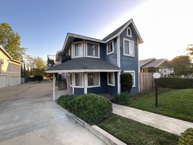 Photo - 638 E Badillo St House