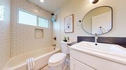 Photo - 1025 W 46th St