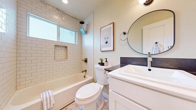 Photo - 1025 W 46th St