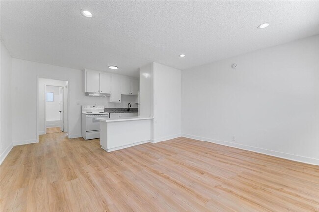 Building Photo - 1626 Pine Ave Unit D