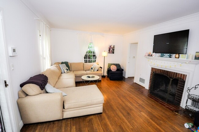 Photo - Beautiful 4 bedroom, 3 bath house. Available end of March. Long Term Unfurnished Rental!