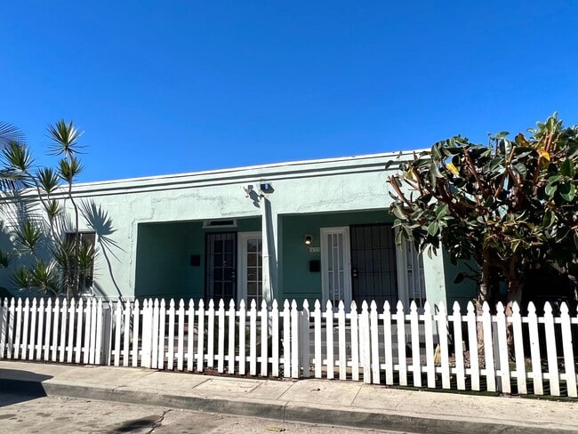 Retro Style Two Bedroom, Centrally Located - Retro Style Two Bedroom, Centrally Located Townhome