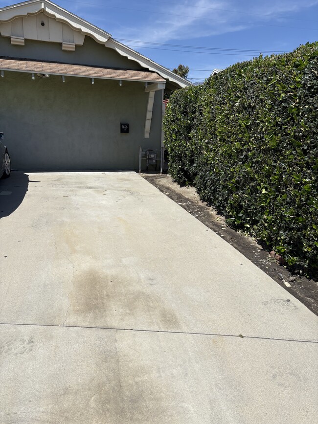 Building Photo - 1456 W 6th St