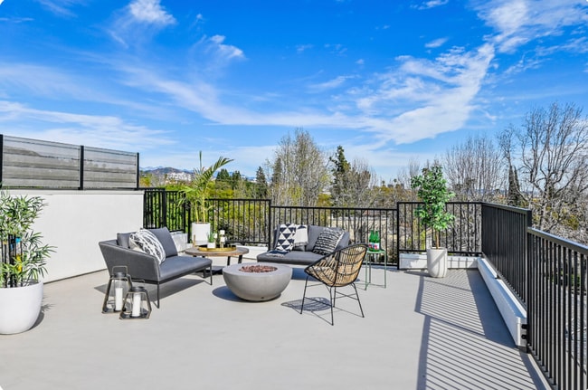 Building Photo - 1358 N Fairfax Ave