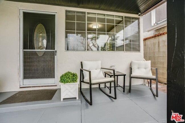 Photo - 5514 Woodman Ave