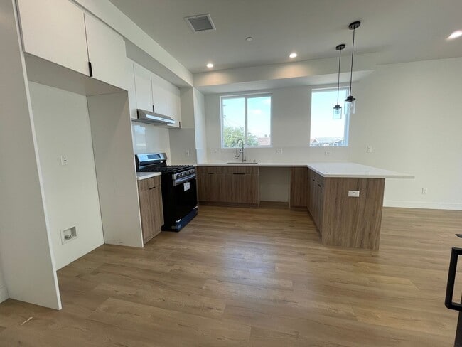 Building Photo - JUST COMPLETED MODERN TOWNHOMES! Never Liv... Unit #4516