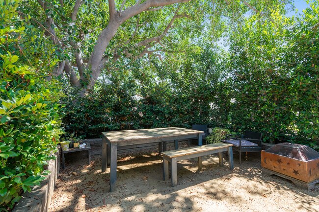 Comunal area - 207 E Avenue 31 Unit 2 Jasmine Window 207 1.25