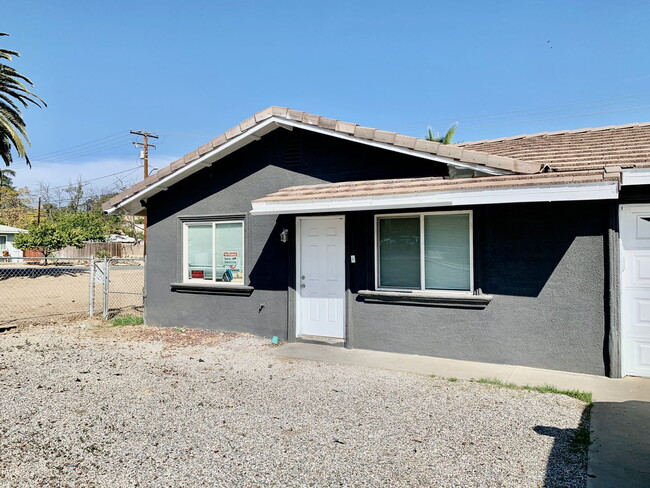 Building Photo - 2 Bedroom | 1 Bathroom | Single Family Home with Garage
