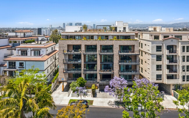 1319 S Orange Grove Ave - 1319 S Orange Grove Ave Apartments