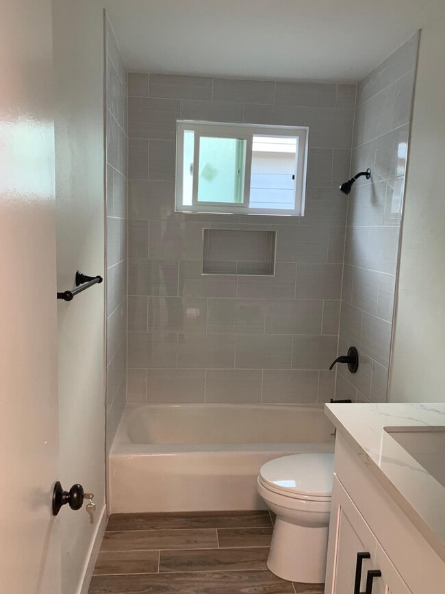 Photo - 2217 Marshallfield Ln Unit B