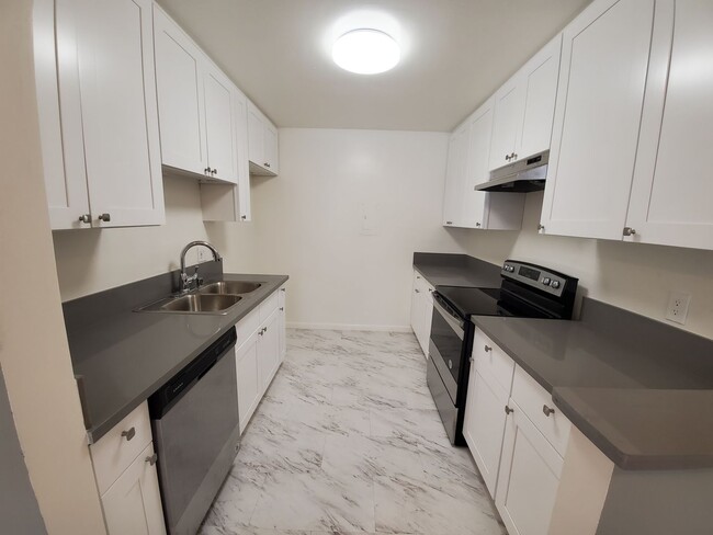 1 Month Free! Fully Renovated 1-Bedroom Ap... - 1 Month Free! Fully Renovated 1-Bedroom Ap... Apartment Unit 01
