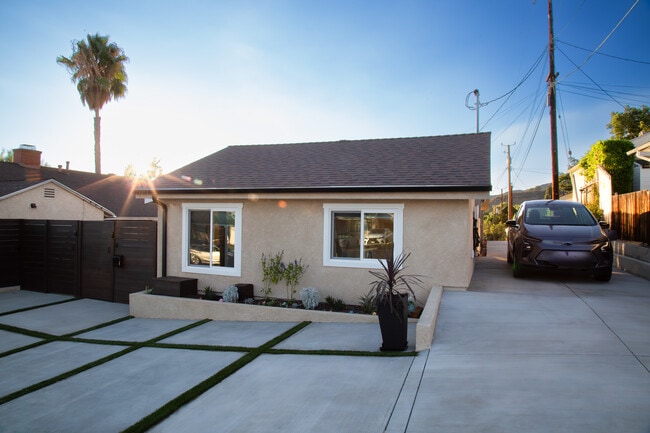 Building Photo - 831 Cambridge Dr