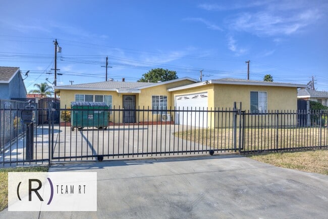 Building Photo - Contemporary Newly Renovated 3 Bedroom 2 Bathroom Residence