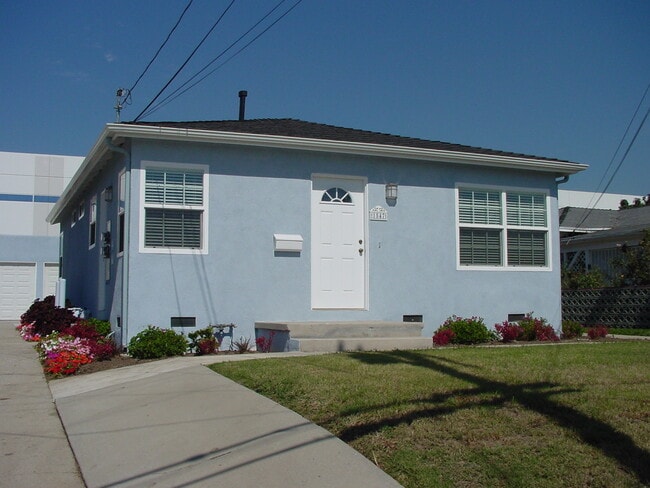 Building Photo - 1547 Del Amo Blvd Unit 1547 Del Amo