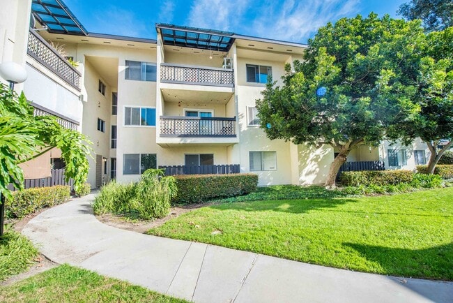 Building Photo - Remodeled Seal Beach Condo