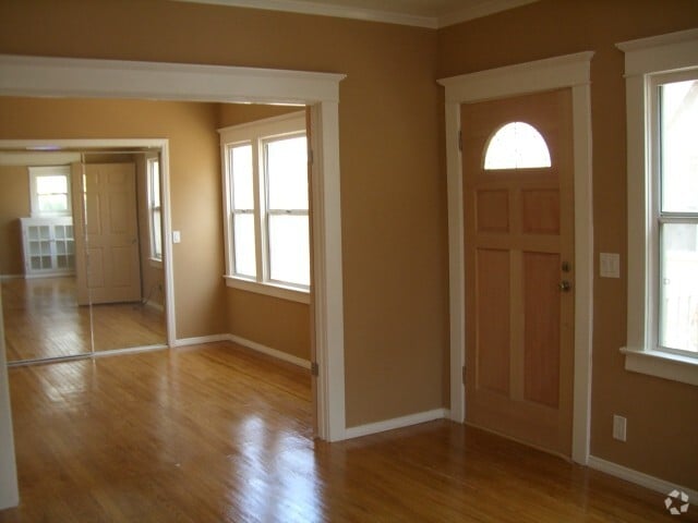 Building Photo - 1345 Portia St Unit 1349 Rental