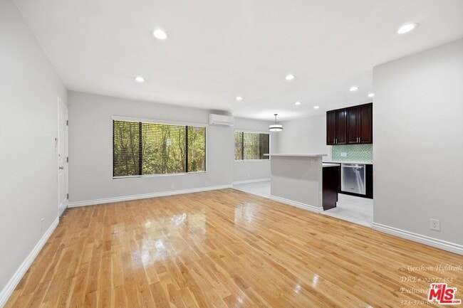 Photo - 2488 Beachwood Dr Unit 4