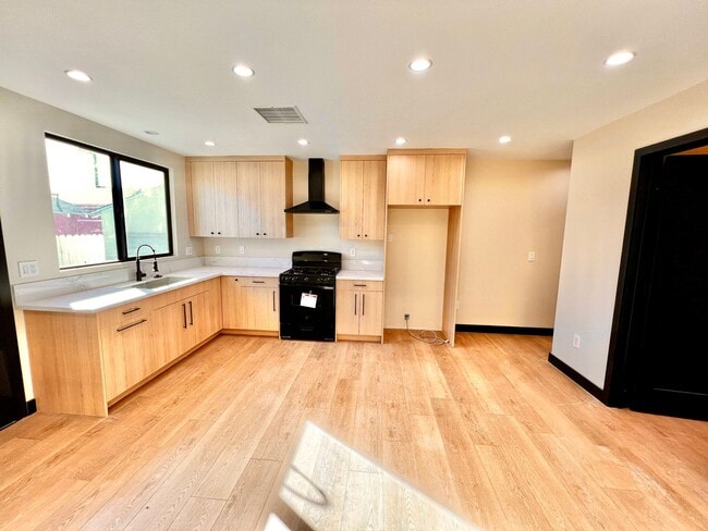 Building Photo - 7309 Yarmouth Ave Unit 7309 1/2 Yarmouth Ave