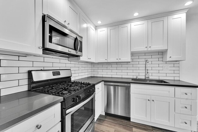 Photo - 925 W 30th St Unit 8